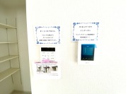 【テレビモニター、給湯パネル】