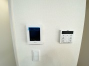 【テレビモニター、給湯パネル】