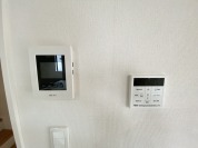 【テレビモニター、給湯パネル】