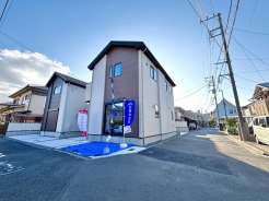 前面道路含む外観写真