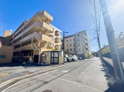 前面道路含む外観写真