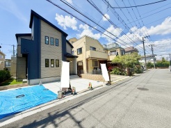 前面道路含む外観
