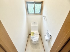 窓から覗く緑が、清潔感あふれる空間に彩りを添えます。