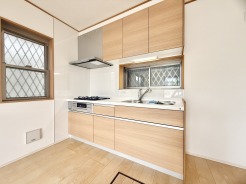 木目調の温もりを感じる新設キッチン