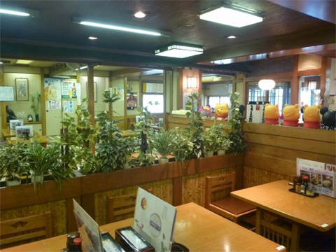 昭和を感じる落ち着いた雰囲気の店内。