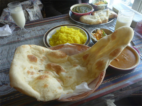 ナンの圧倒的大きさとおいしさに、しばし呆然！