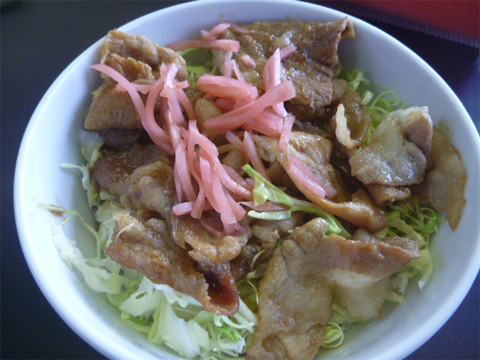 学んだ後のご飯はまた格別デス！（写真はポークジンジャー丼・500円）