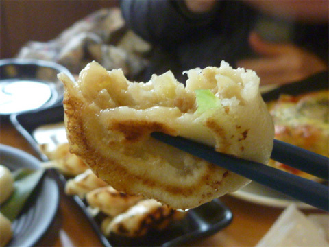おすすめの「えびプリ焼き餃子」はとってもジューシー。 