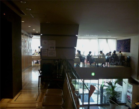 京成「八幡駅」のすぐ近く、線路沿いに立つ「Jホテル」の2階にあります。