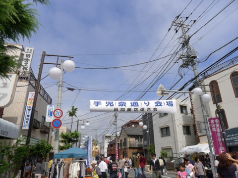 【お祭り時は、商店街が歩行者天国に。】