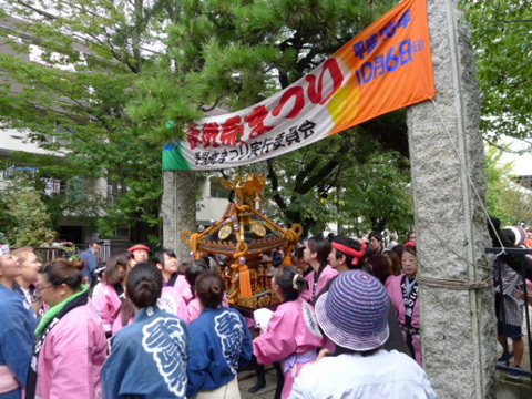 【このお祭りのお神輿は女性しか担げないそうです！】