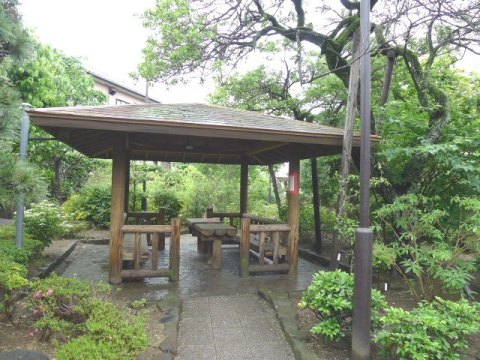 【休憩所】園内には古井戸や水場、また休憩所があります