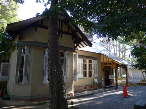 【いかにも洋館の佇まい】玄関ホールも広く、巨木がそびえ立つ庭園もあります。