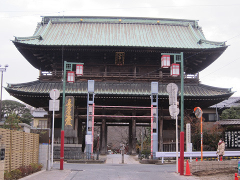 【大本山　法華経寺　赤門】寺院内に敵が入り込む事を防ぐ為の造形だそうです。