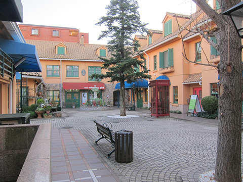 【ショッピングモール　中庭】ベンチでひと休みすれば異国にいるような気分に浸れます。