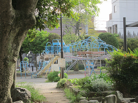 珍しい飛行機型の遊具を発見！［弁天公園］