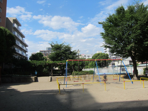 【本八幡公園　遊具広場】住宅街には珍しい遊具とグラウンドのある公園です。