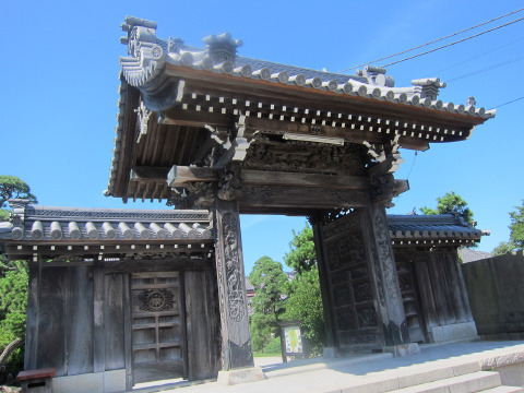 【妙行寺】四脚門・袖塀。山門には見事な彫刻が施されており、一見の価値がある芸術だ。