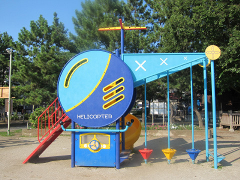 【胡録公園】公園のシンボル・ヘリコプターを模した複合型遊具。