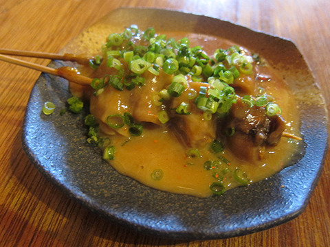 【串かつ でんがな　本八幡店】大阪名物「どて焼き」。牛すじ肉を白味噌ベースのタレで。トッピングは、紅生姜か青ネギのどちらかを選べる。