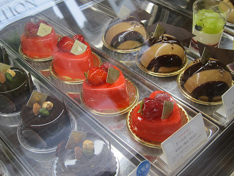 【patisserie AMBITION】鮮やかな紅いハート型のケーキは「クールルージュ」432円。右隣りは季節限定「ティラミス」464円。