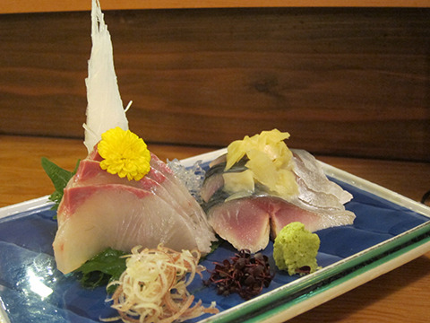 ◆とり吉　本八幡店（居酒屋）刺身の2種盛り。新鮮なハマチと〆サバ。