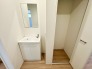 トイレ（1階）横にある洗面台、収納