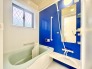 鮮やかなブルーと清潔感のある空間で、心地よいバスタイムを。