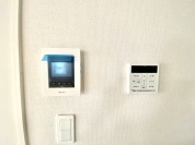 【テレビモニター、給湯パネル】