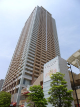 【施設の入り口はＪＲ「市川」駅南口を出て東京方面の高層マンション「ザ・タワーズウエスト」の３階にあります。】