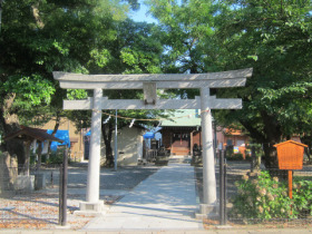 【胡録神社】神社の入口。鳥居の先に本堂が見えます。