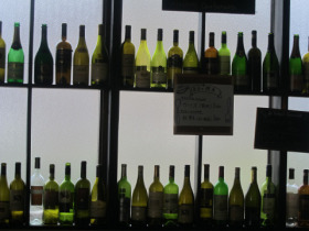 【osteria POPOLARE】店内にはさまざまなワインボトルがディスプレイされています。